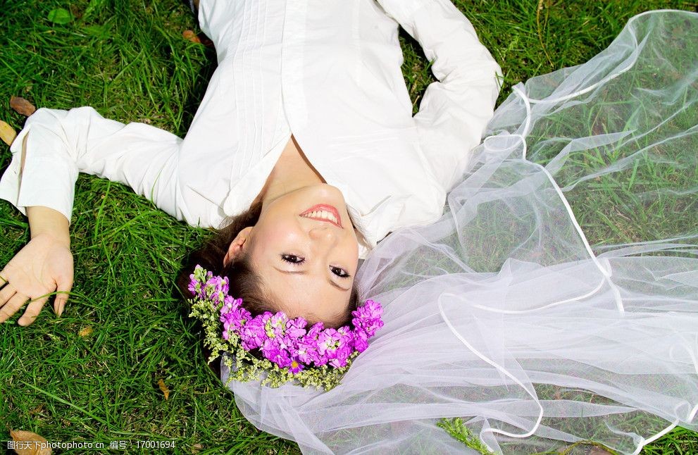 躺在草地上的新娘图片