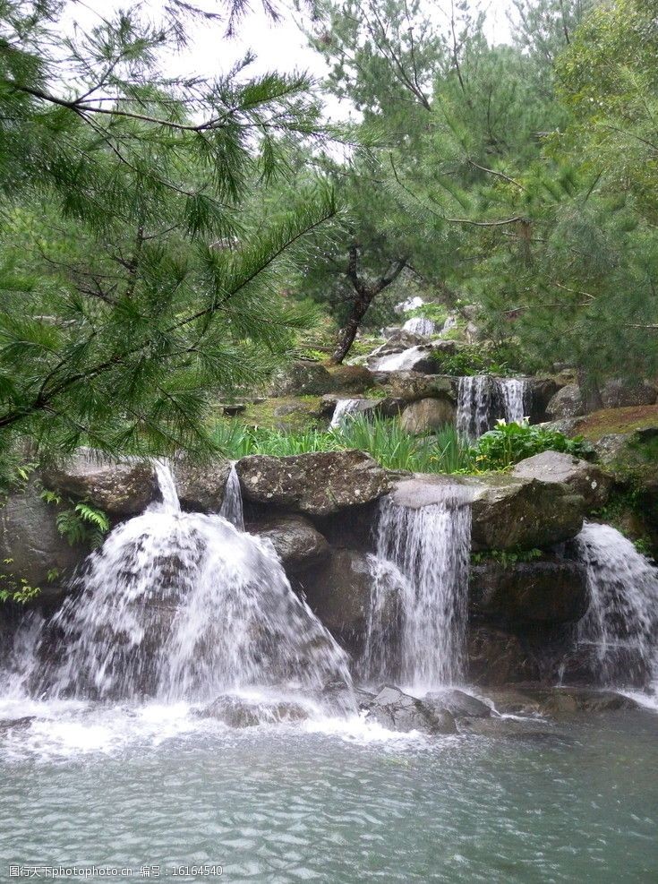 小山谷流水图片