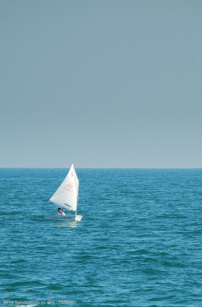 关键词:海面上的孤帆 大海 蓝天 帆船 孤独 300dpi 深圳 东部海域