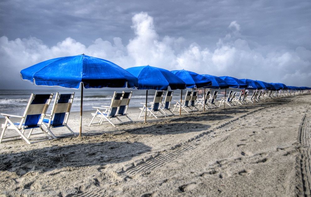 沙滩上的太阳伞雨伞蓝色的海滩太阳伞图片