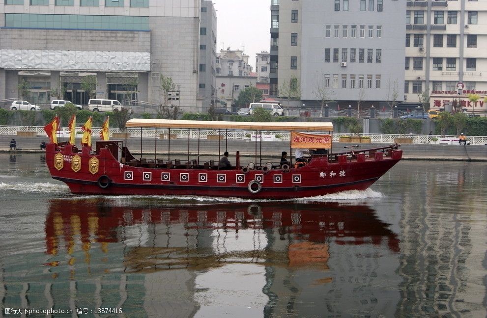 炮船游弋海河图片