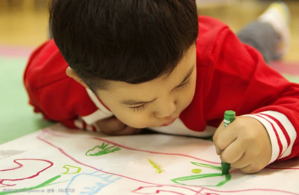 幼儿园小孩子在画画图片