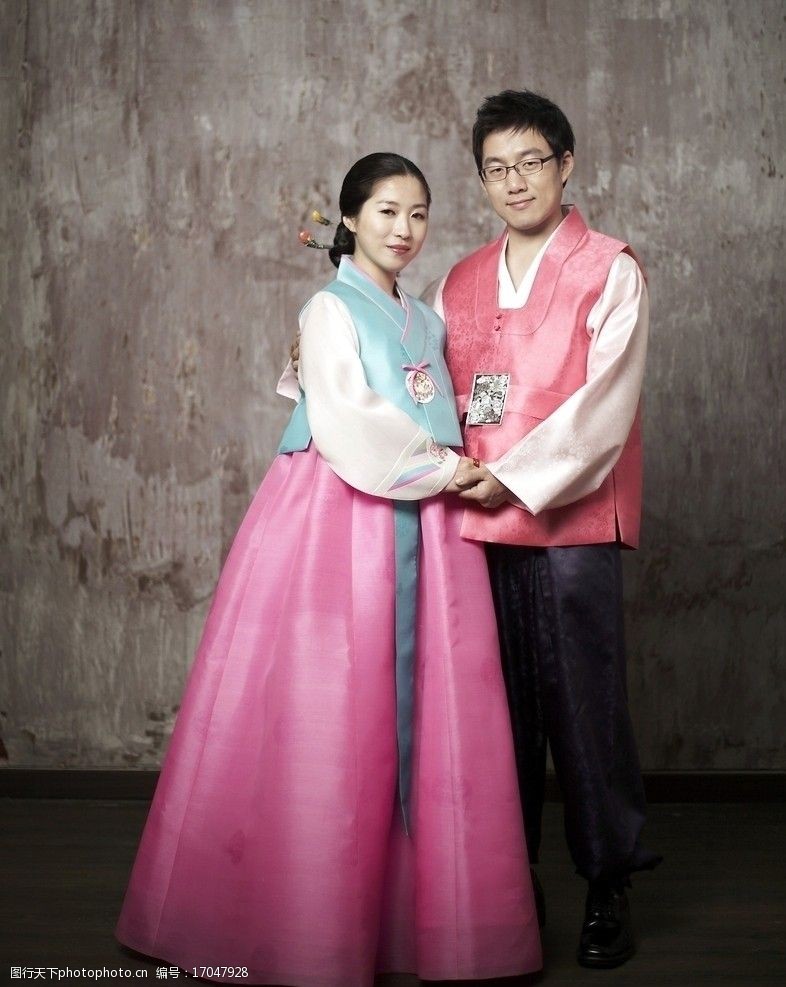 朝鲜族服装夫妻合影图片