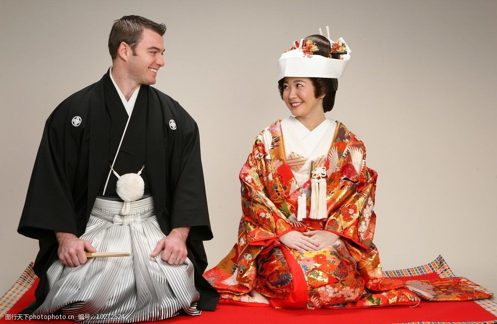 关键词:日式婚礼 和服 西洋人 日本女人 跪着 跪坐 微笑 家居生活