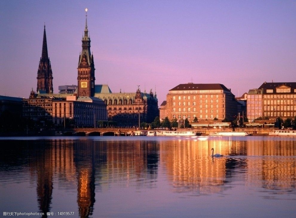 德国纽伦堡古典建筑夜景倒影图片