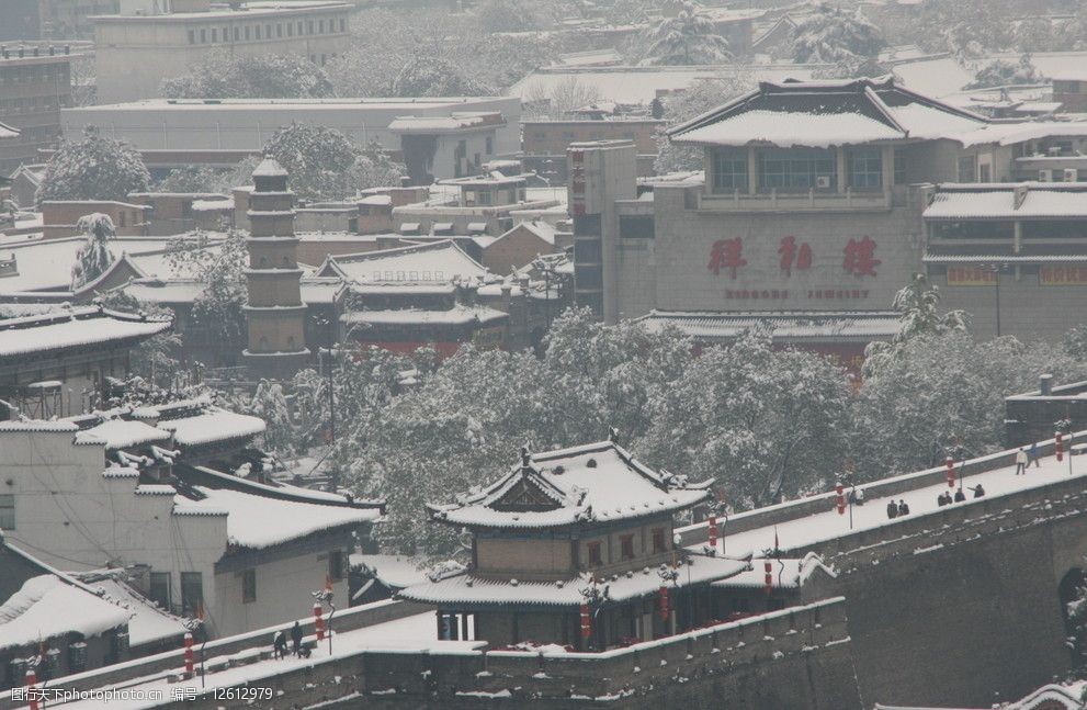 西安城墙雪景图片