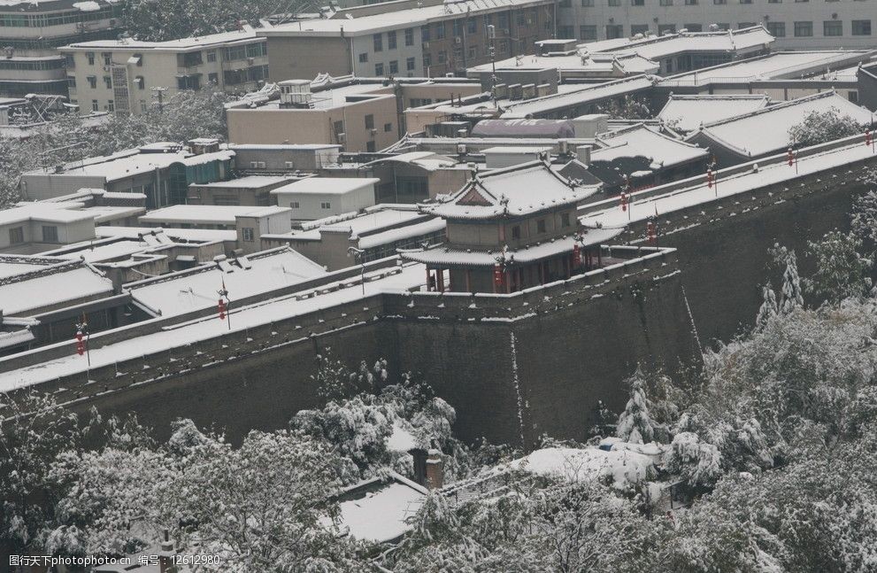 西安城墙雪景图片