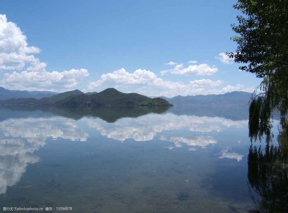 关键词:宁静优美的湖 晴朗的天空 远山 倒影 湖水 湖 宁静 树木 自然