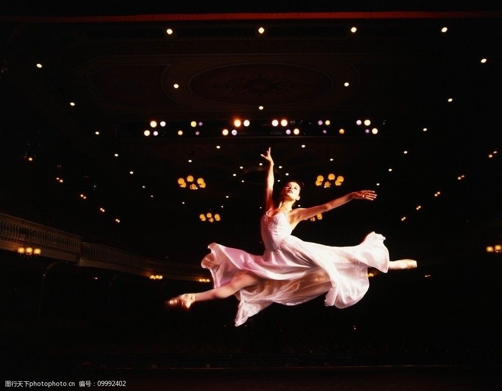芭蕾舞者空中劈腿跳跃图片