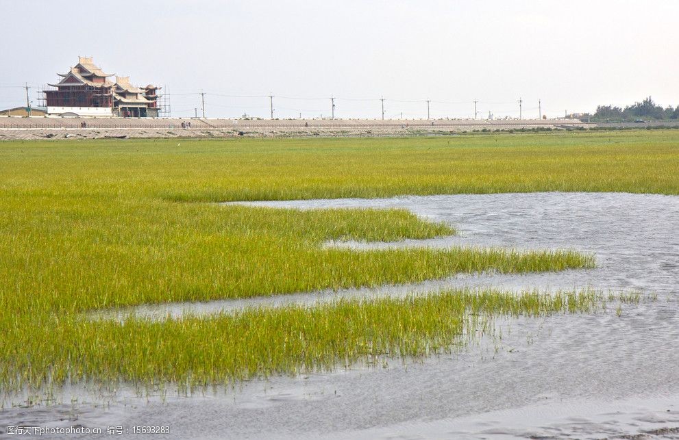 关键词:高美湿地 天空 云彩 河流 堤堰 庙宇 田野 泽地 草地 水色