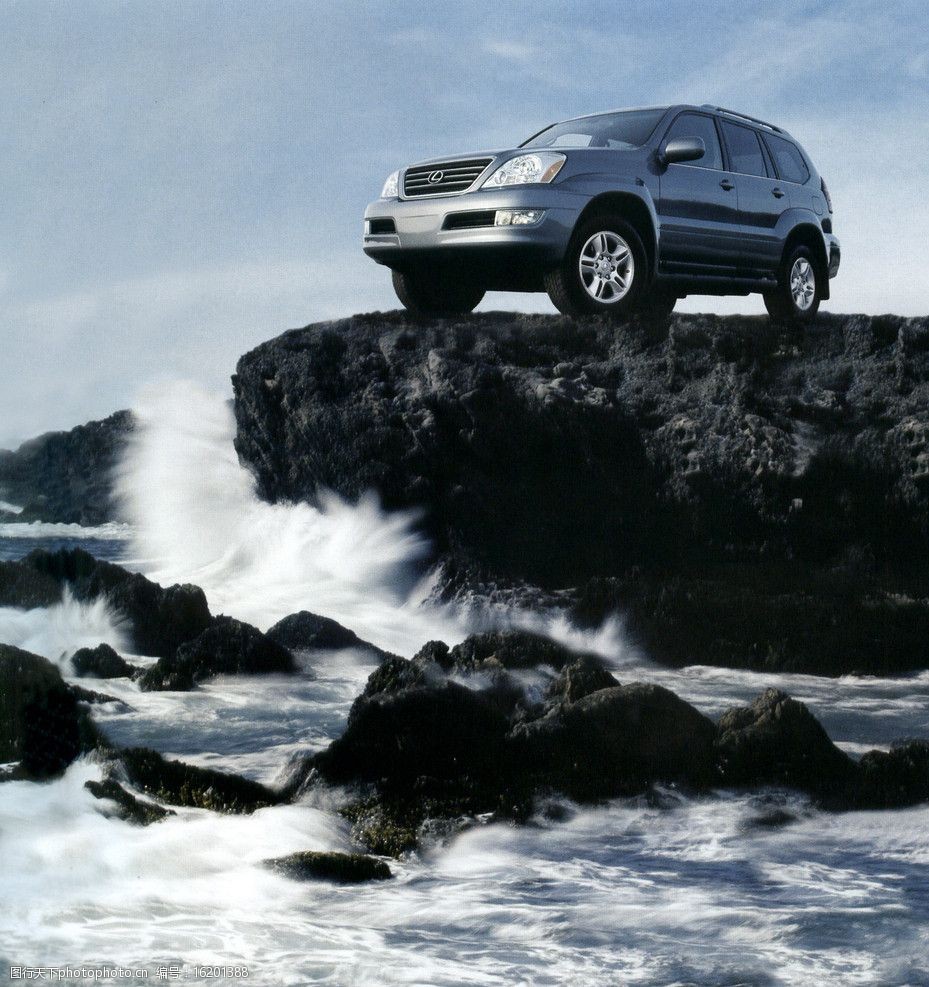 波涛拍打礁石汽车广告图片