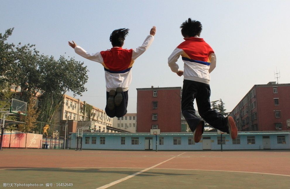 跳跃的学生图片