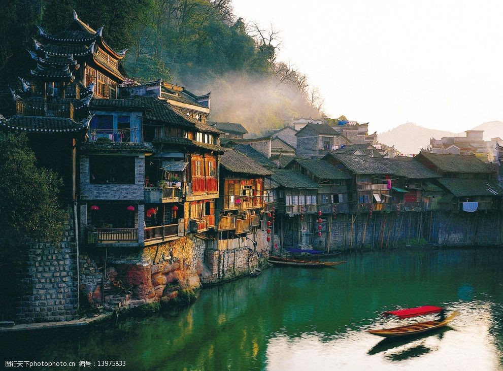 湘西凤凰风景古城古建筑吊角楼青山绿水游船沱江图片