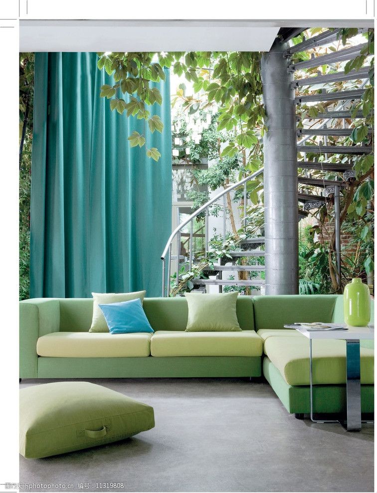 室内设计 室内 家居 生活 沙发 楼梯 绿色 树叶 抱枕 布艺品 室内摄影
