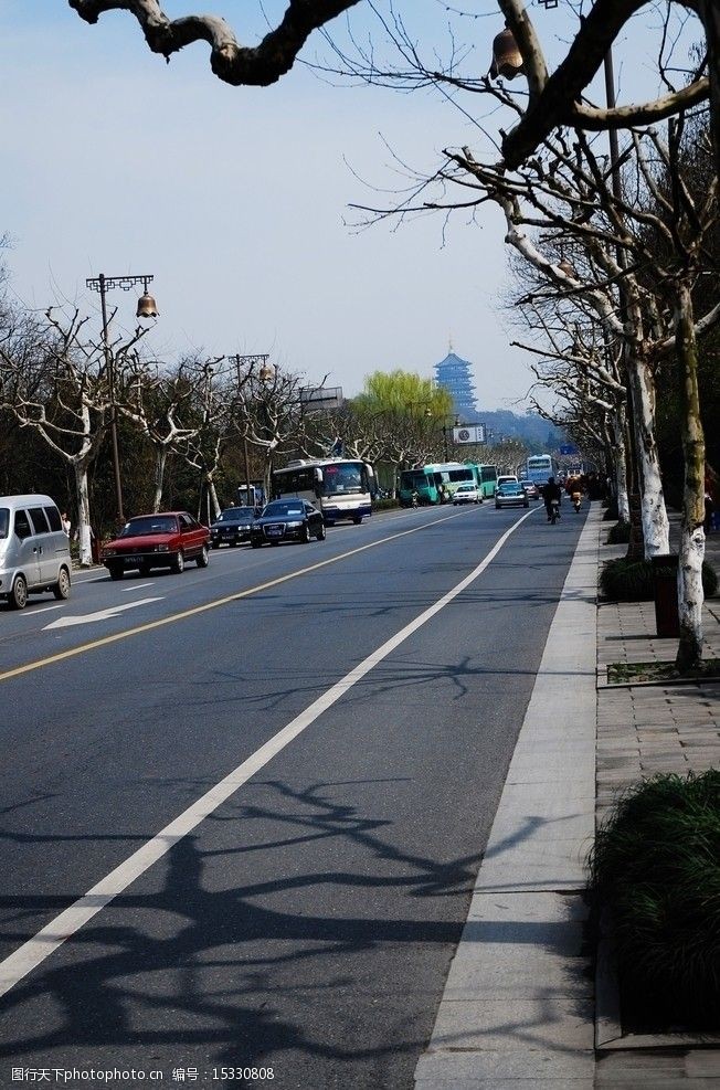 杭州街道能看到远处的雷峰塔图片