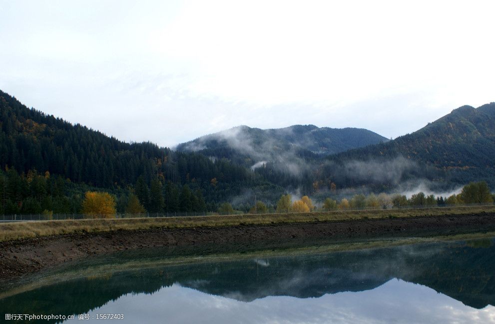 秋日山岚云雾图片