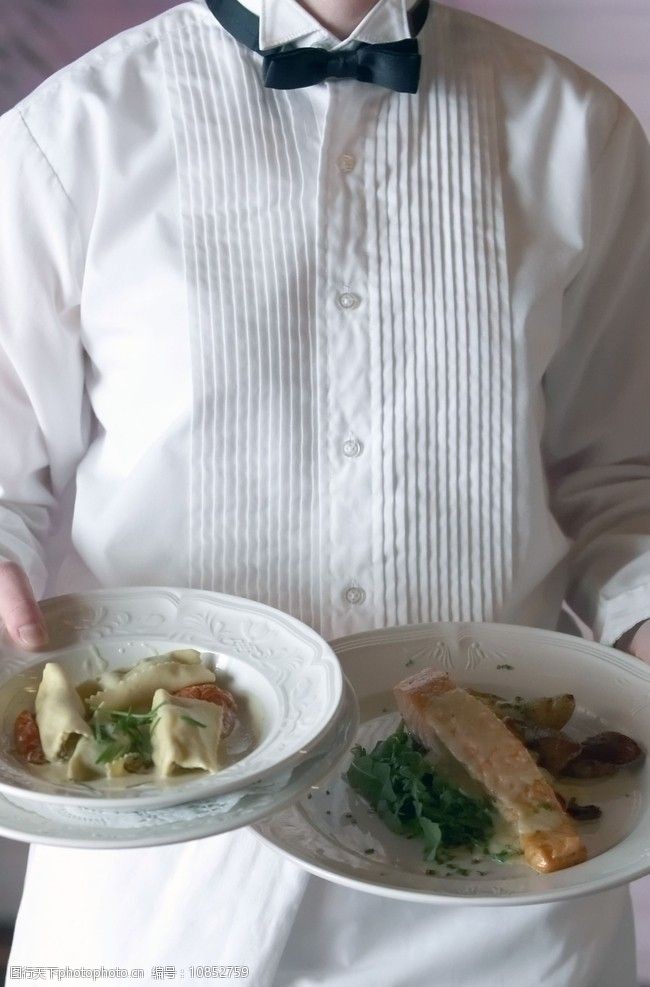 端着菜的侍者图片