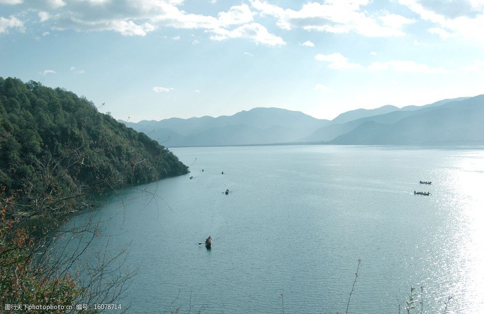 湖泊山水藍天白雲瀘沽湖西昌湖水風景雪山沼澤旅遊公路高清圖片