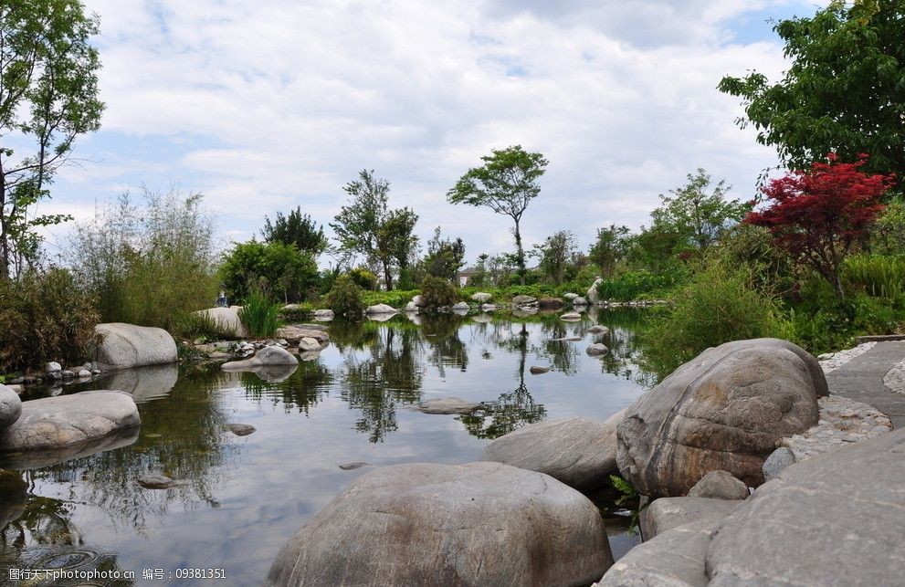 关键词:潭水中的倒影 云南大理 池水 倒影 鹅卵石 小树 蓝天 园林景观