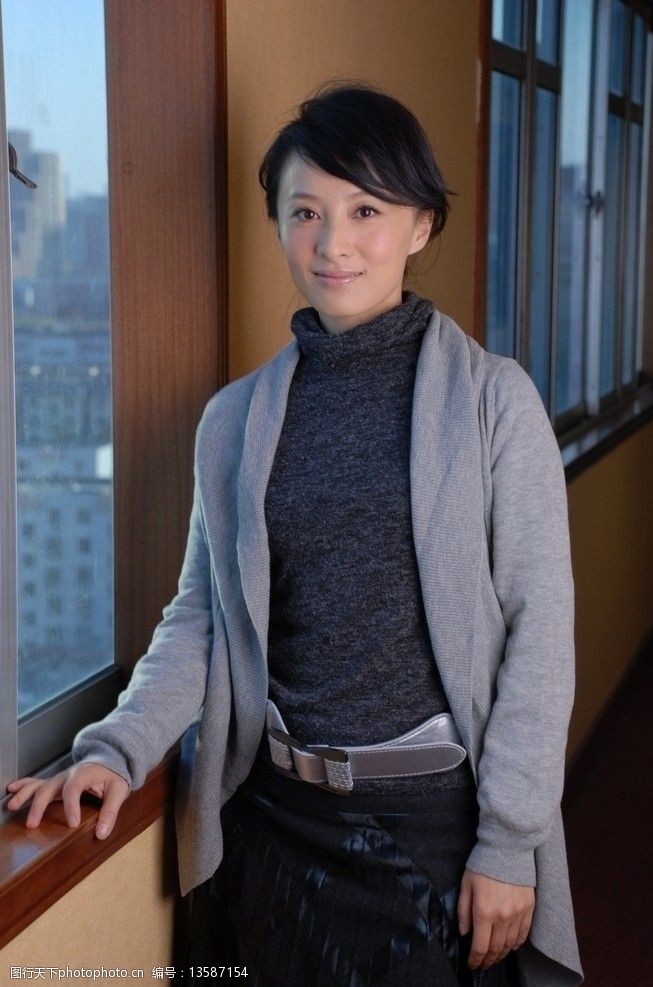 关键词:徐露 兰色毛衣 室内写真 上海戏剧学院表演系 明星偶像 人物