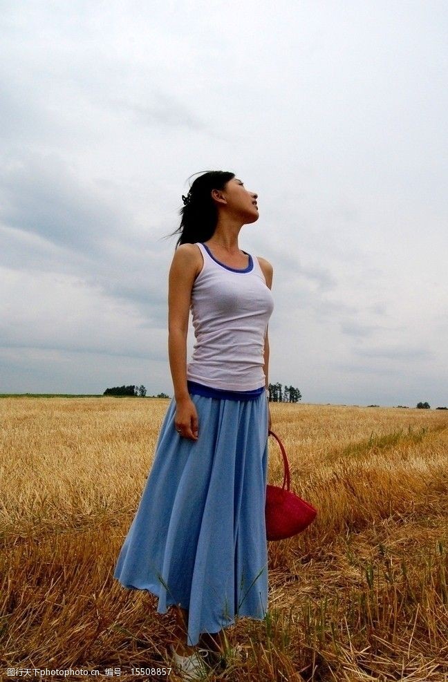 韩子婧麦田仰望生活写真图片