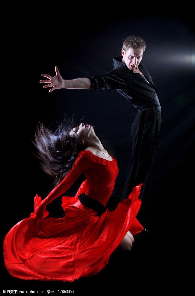 跳舞的男女舞者图片