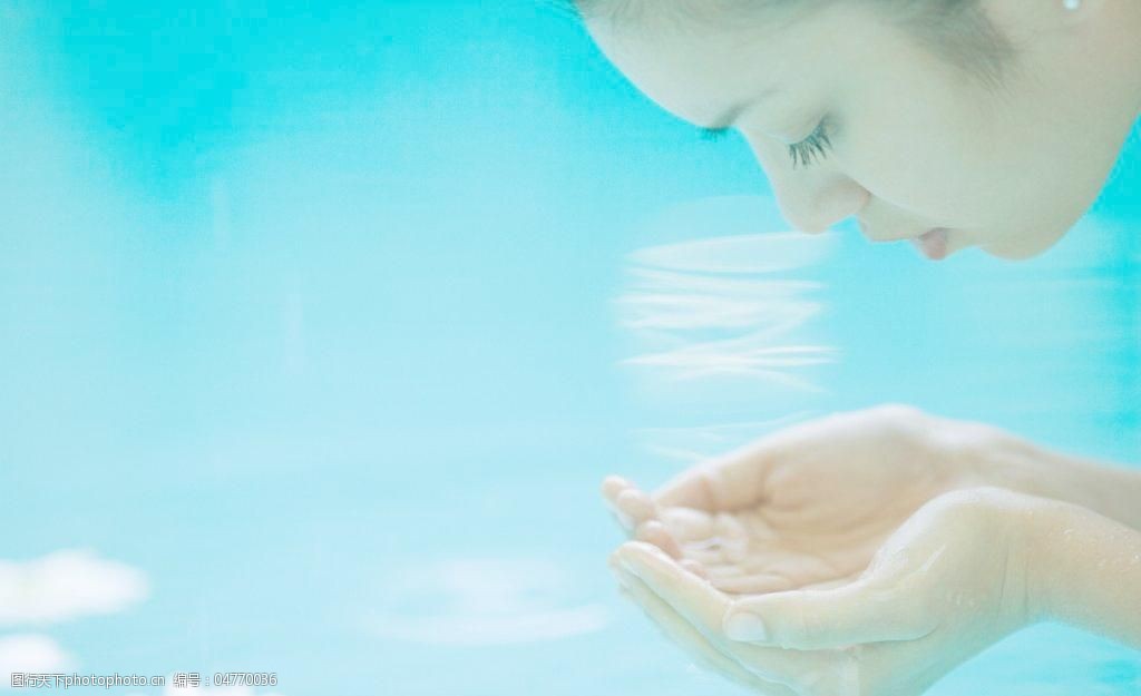女孩双手托水图片