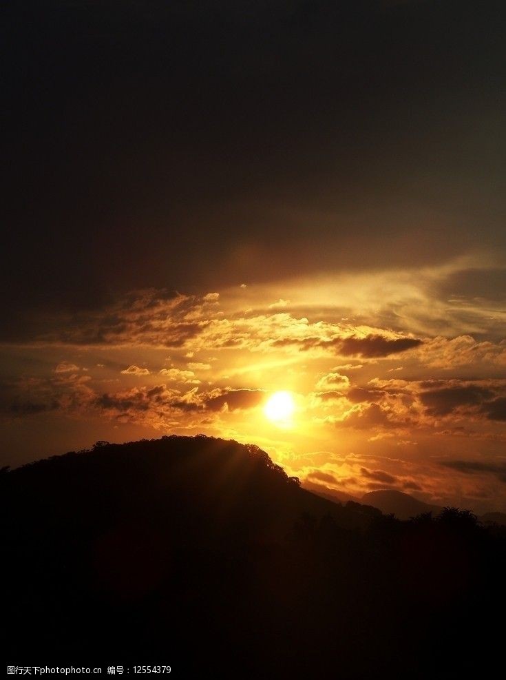 夕阳下的金色光芒图片图片-图行天下图库