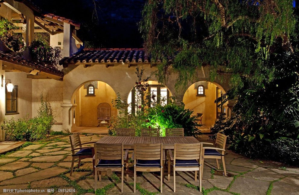 豪华别墅庄园里的后花园夜景图片