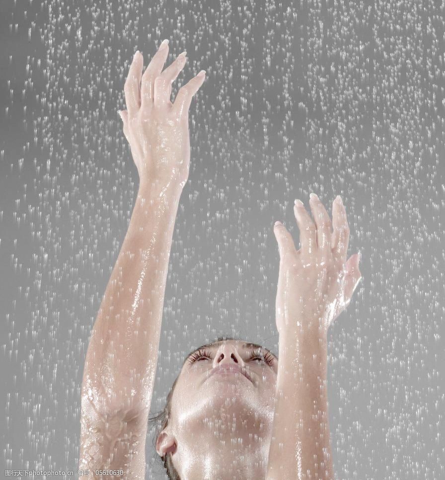 淋水的女人图片